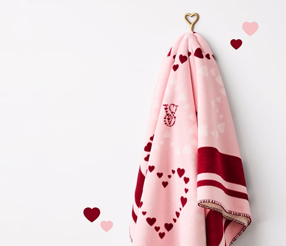 Limited Time. Free Cozy Heart Blanket With $125|CA$ 175|145 euro Purchase. Valued at $69.95|CA$ 95.95|79,99 euro. Code EUCOZY. Click for Details.